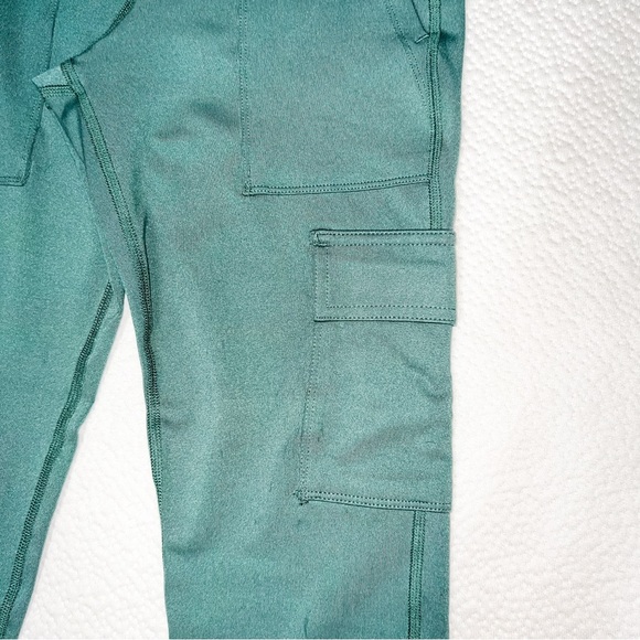 Old Navy Women’s High Rise PowerPress 7/8 Cargo Leggings - Forest Shade, Size S - Picture 4 of 9